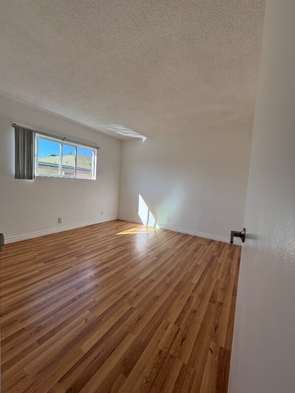 Building Photo - 2042 Beachwood Dr