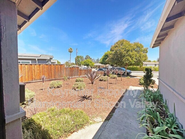Building Photo - 3115 Calzar Dr