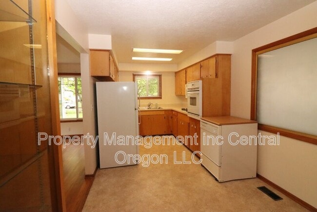 Building Photo - 1670 Yew St SE