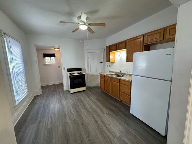 Building Photo - 2 Bedroom 1 Bathroom Duplex in Beloit, WI