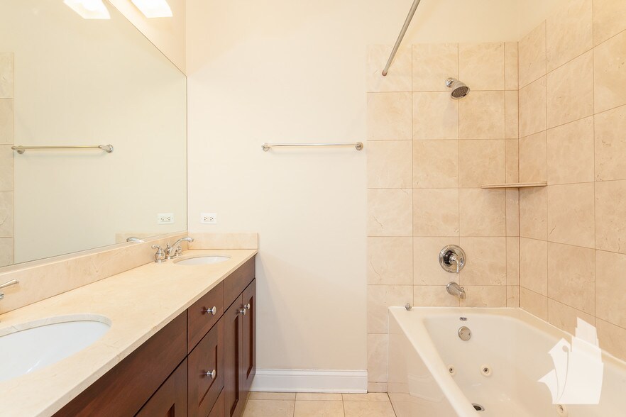 Building Photo - 3829 N Southport Ave