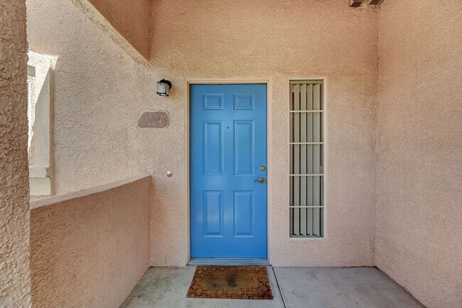 Building Photo - Great 2 bedroom 2 bathroom condo in gated community in Summerlin!