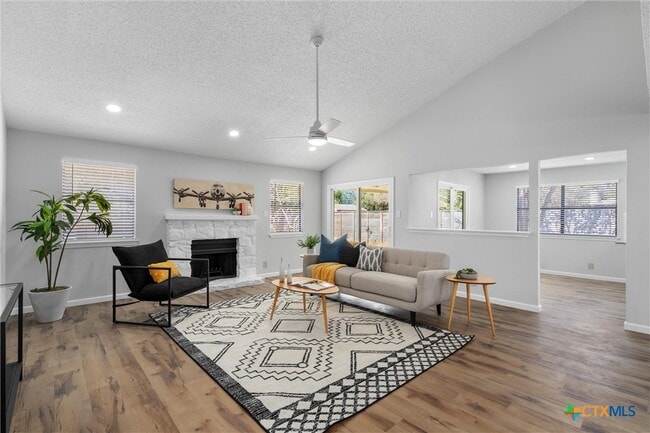 Primary Photo - 101 N Kings Canyon Dr