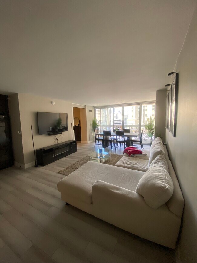 Building Photo - 545 N Dearborn St