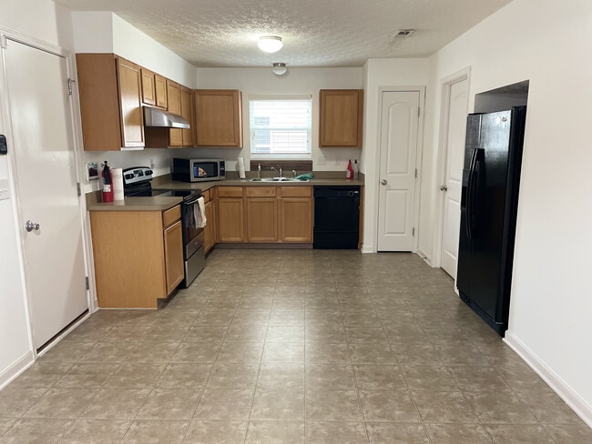 Building Photo - 1420 Bellow Falls Pl