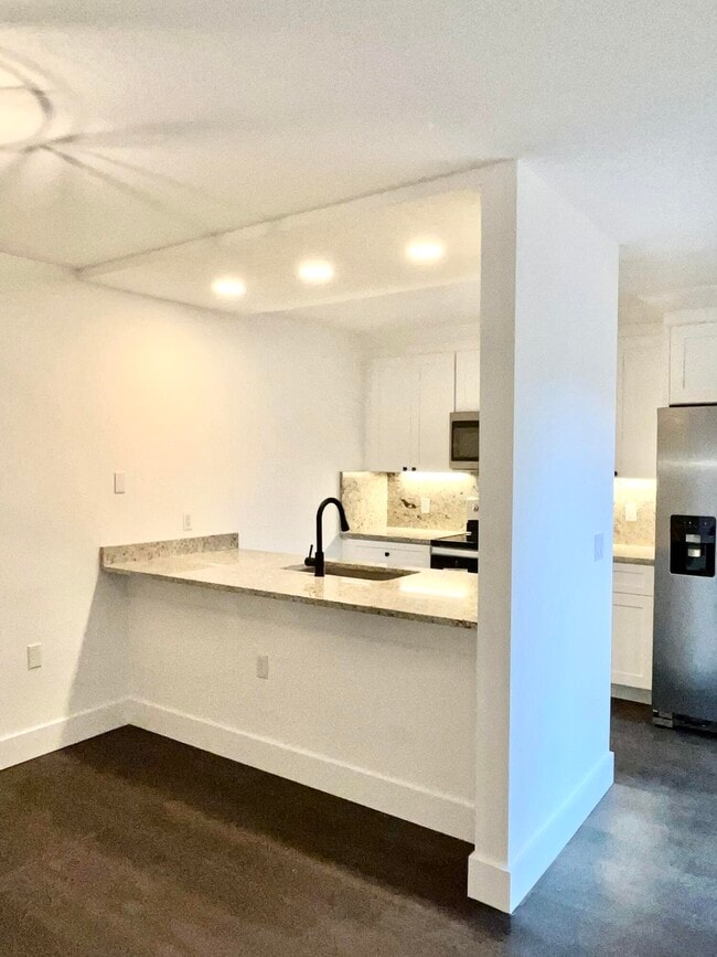 Building Photo - 904 9th Way