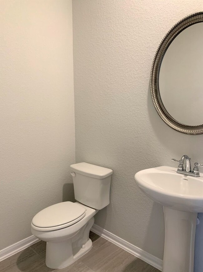 Building Photo - Large Single Level 4-bedroom in Oak Creek ...