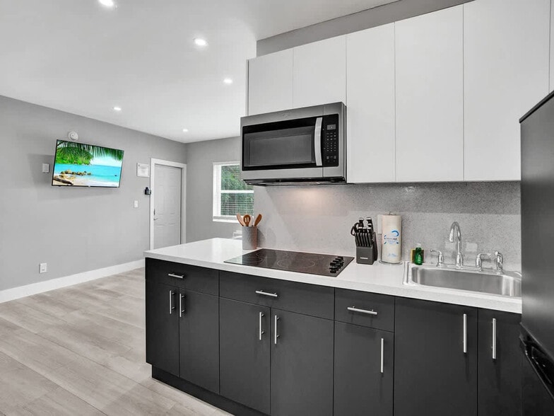 Building Photo - 906 N Riverside Dr