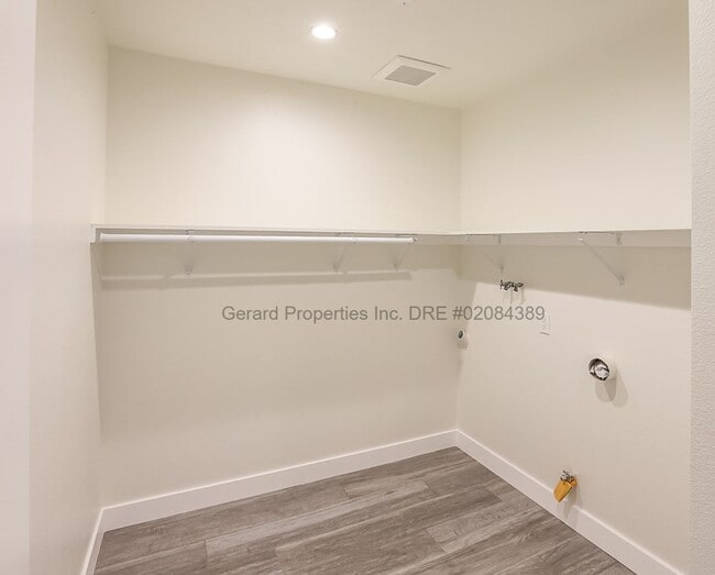 Building Photo - 3 bedroom Townhome with downstairs primary...