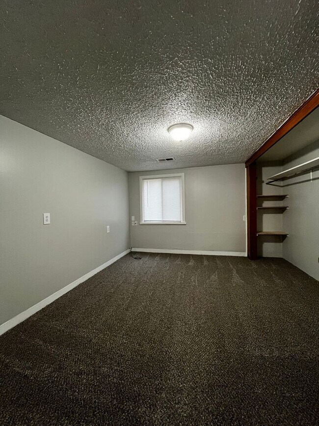 Building Photo - MUL420