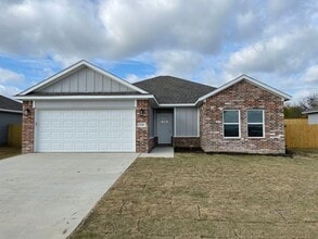 Building Photo - 3 BR/2 BA Corsicana Home