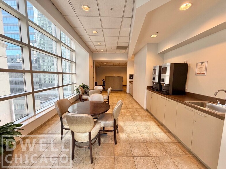 Building Photo - 545 N Dearborn St