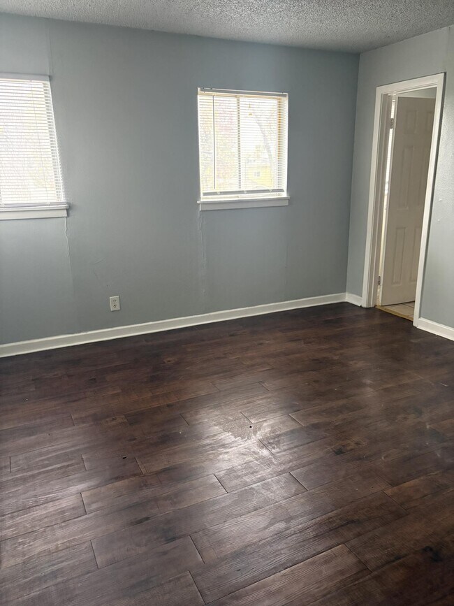 Building Photo - 2125 Kingsdale Dr