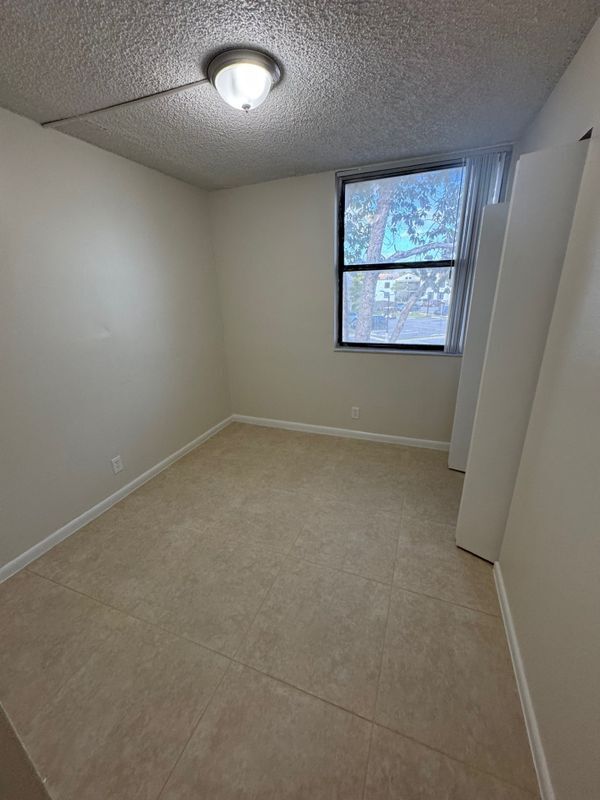 Building Photo - 211 Lake Pointe Dr