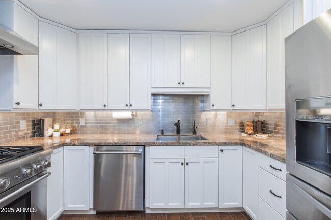 Building Photo - 4245 E Earll Dr