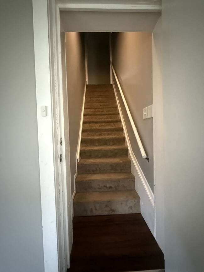 Building Photo - Charming 2 Bedroom 1 Bathroom with small b...