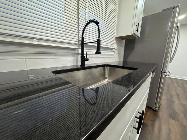 Building Photo - Stunning 4 Bed Newly remodeled!