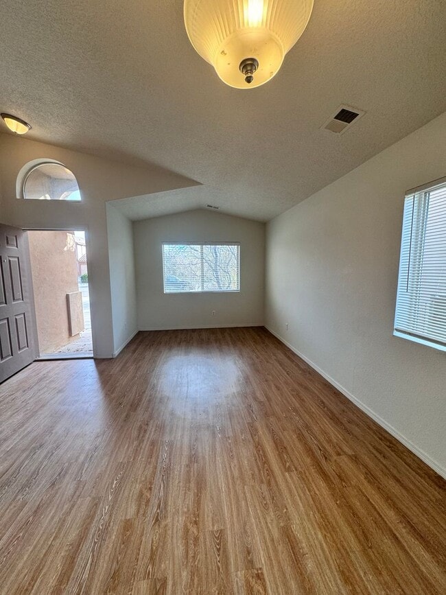 Building Photo - 3 bed 2 bath home in Los Lunas  MOVE IN SPECIAL!