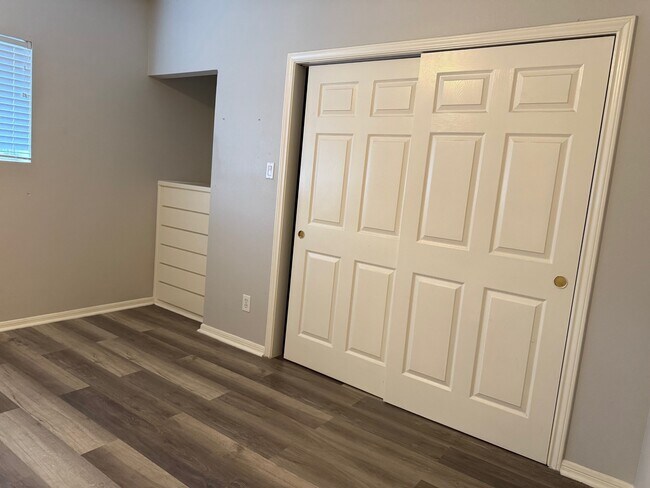 Building Photo - 400 W Texas Ave