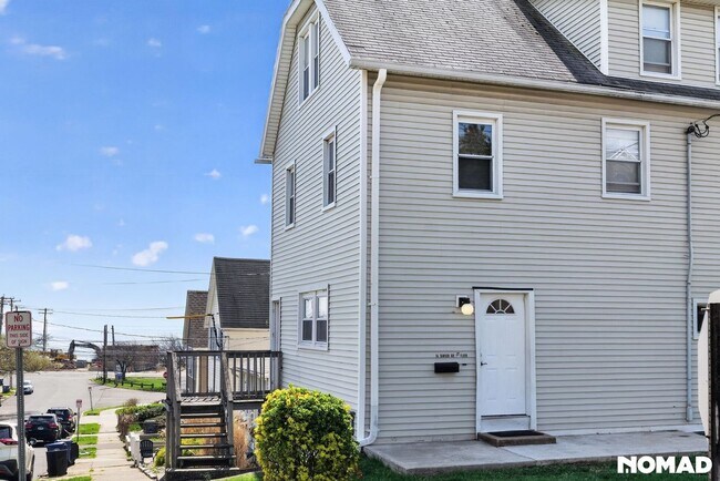 Building Photo - Charming 2BR Duplex in West Haven