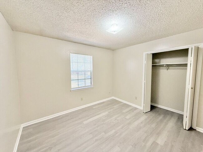 Building Photo - 9307 Mabel St