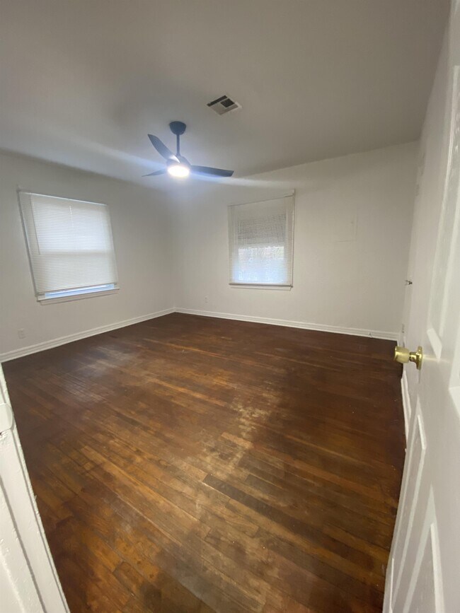 Building Photo - 1304 Campbell Rd
