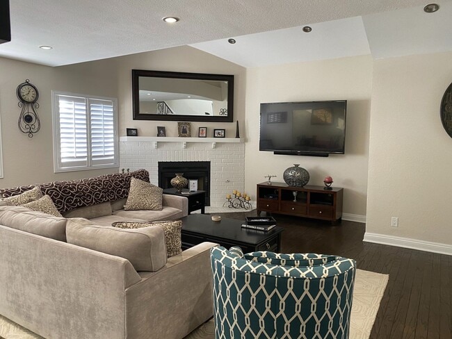 Building Photo - 3 bed, 2 1/2 bath fully remodeled unit in East Simi Valley