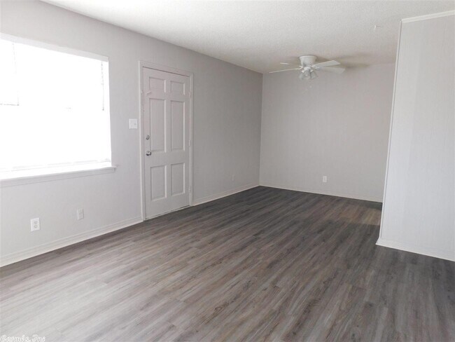 Building Photo - 515 Brookside Dr