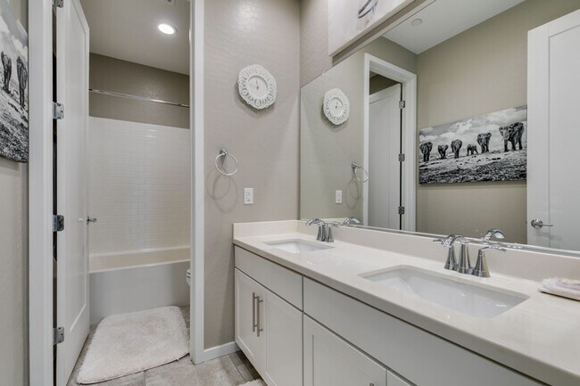 Building Photo - Luxury Rental with Mountain Views in Gated Henderson Community