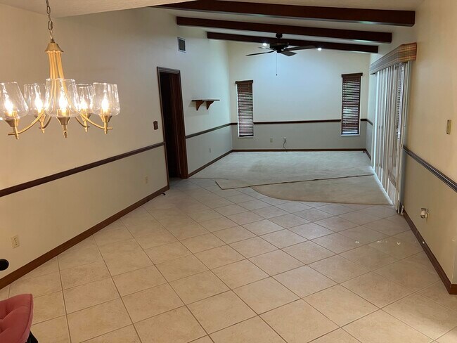 Building Photo - 2239 Woodlawn Cir