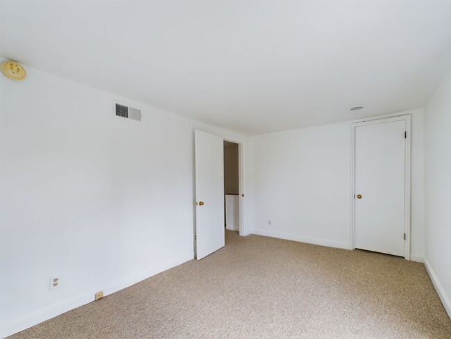 Building Photo - Fairmount 2 bed/1bath Bi-Level on Green St...