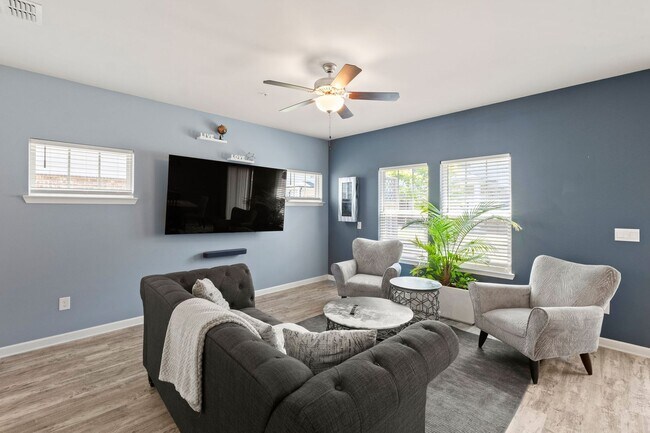 Building Photo - Gorgeous 3 BR/2.5 BA Townhome in Marietta-...