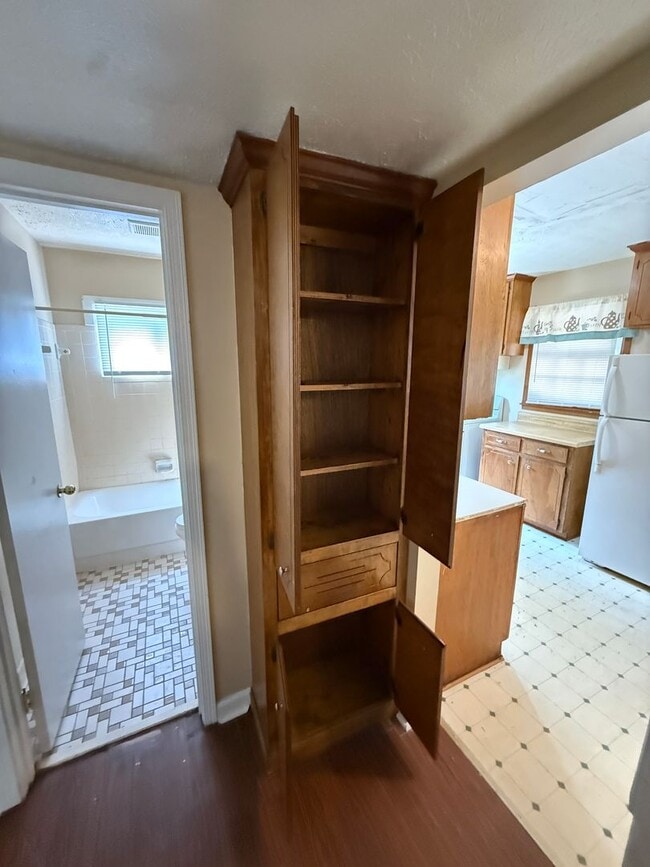 Building Photo - SELF TOURING AVAILABLE - Nice House with F...