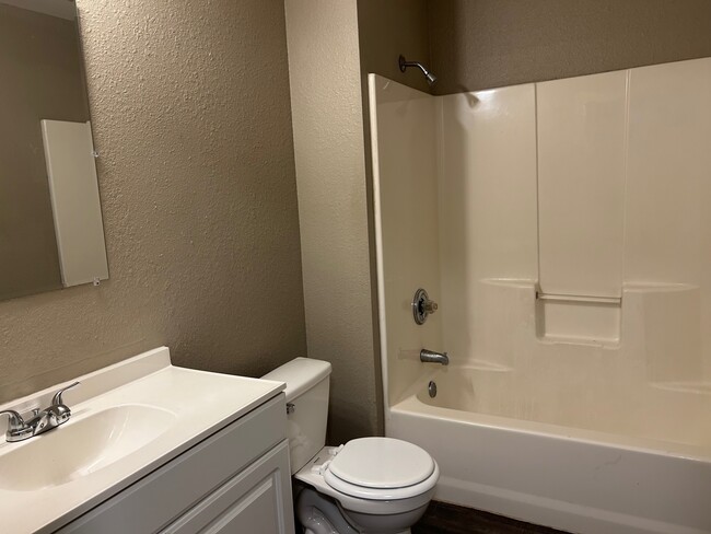 Building Photo - 434 S Nixon St