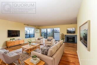 Building Photo - Spectacular Top Floor Condo with Stunning Views in Queen Anne