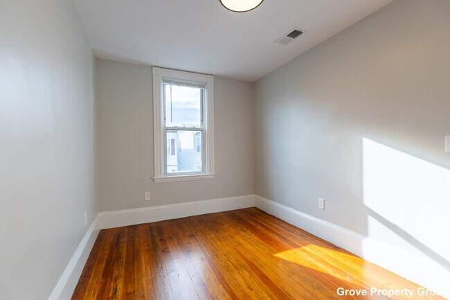 Building Photo - 206 L St