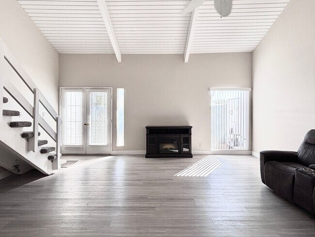 Building Photo - Loft-Style Townhouse for Rent!