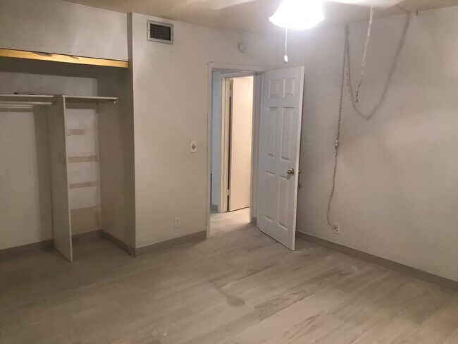 Building Photo - 501 Blue Heron Dr