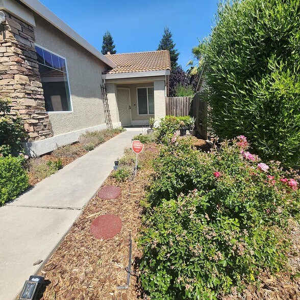 Building Photo - 9919 Tarzo Way
