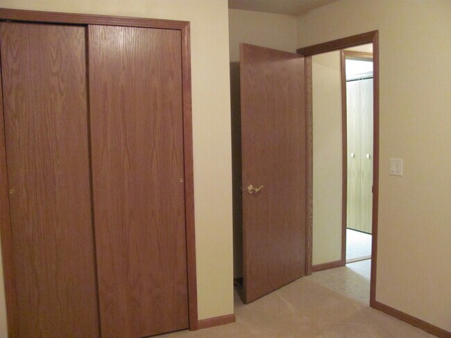 Building Photo - 2423 Parkfield Dr