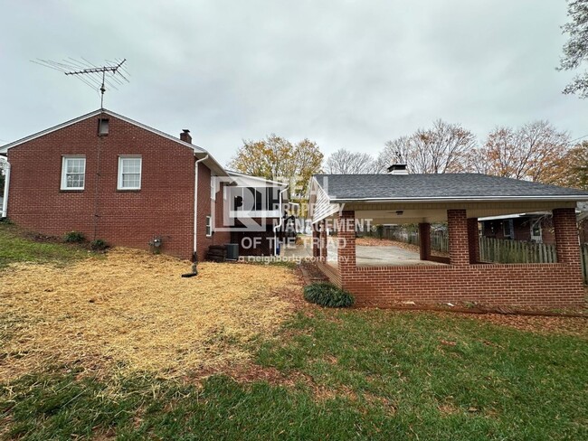 Building Photo - 4 Bedroom-2.5 Bath Brick Home