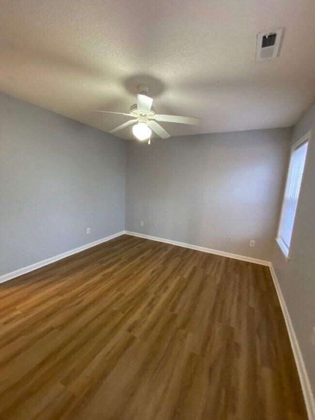 Building Photo - Welcome to this beautiful 4 bedroom, 2 bathroom home located in the desirable area of Wilmington,...