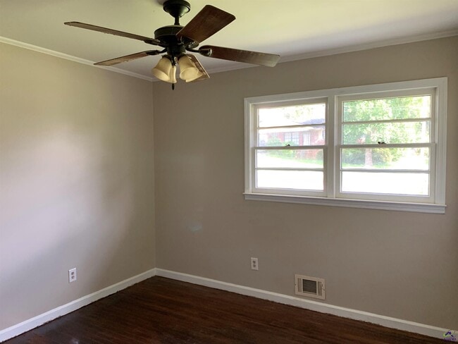 Building Photo - 3240 Commodore Dr