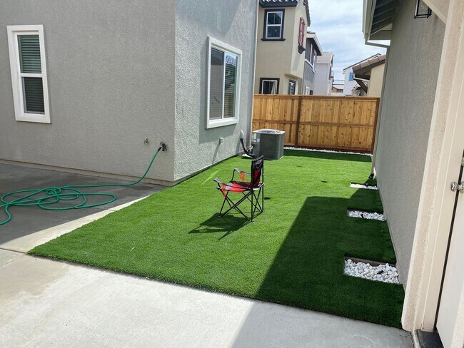 Building Photo - Stunning 4 Bedroom, 3 Bath Mountain house Home W/ Solar