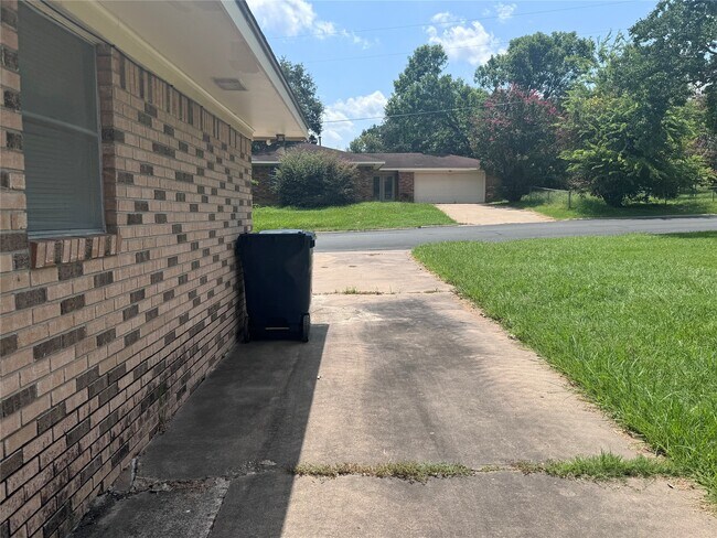 Building Photo - 802 Hillside Dr