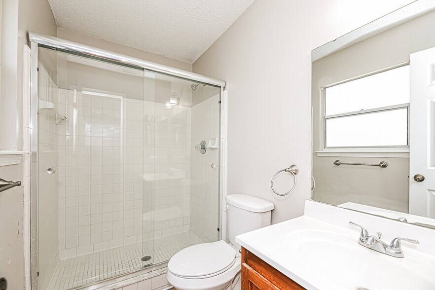 Building Photo - 2513 Townsquare Dr