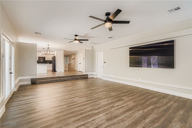 Building Photo - 6690 N Torrey Pines Dr