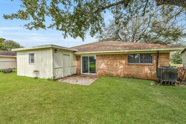 Building Photo - 405 Cherry St