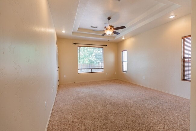 Building Photo - Beautiful Home in the Golf Course Area