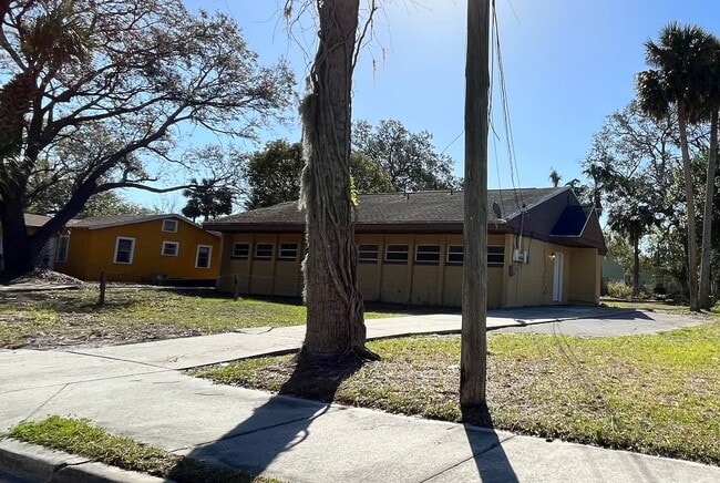 Building Photo - Simple & small 2BR Duplex